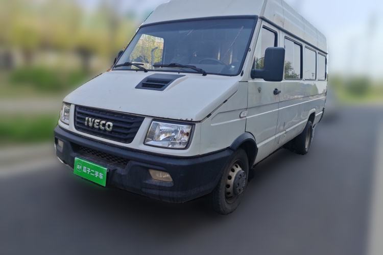 Used Iveco Daily 2021 2.5T A40 M1 Passenger Van 5-9 Seats Long Wheelbase Mid-Roof Design Dual Tires Manual Doors