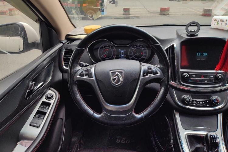 Used Baojun 560 2015 1.8L manual luxury version
