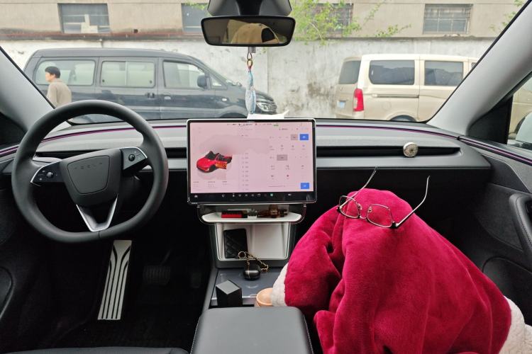 Used Tesla Model Y 2025 Long-Range All-Wheel-Drive Version Center Console