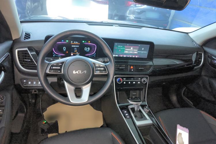 Used Kia Seltos 2023 1.5L CVT Luxury Edition Center Console