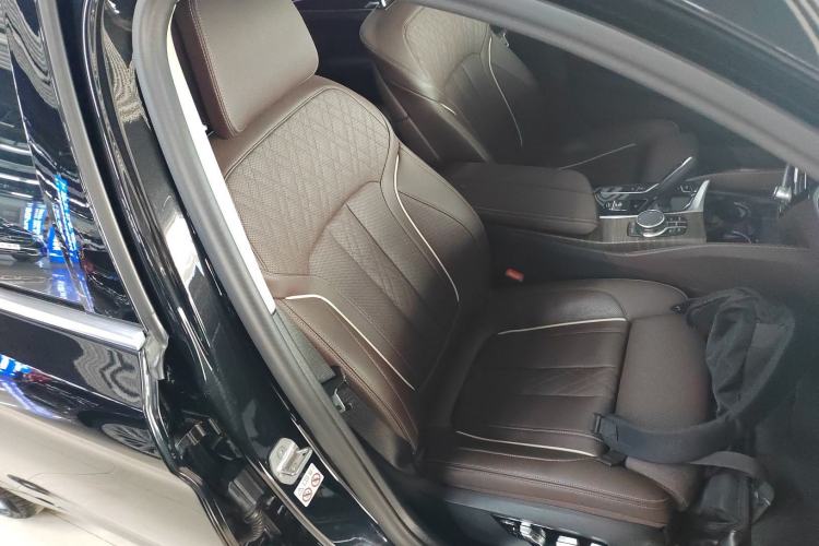 Used BMW 5 Series 2023 Updated 530Li Luxury Package Prestige Version Right Front Seat