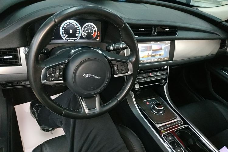 Used Jaguar XFL 2018 XFL 2.0T 250 PS Luxury Edition Center Console