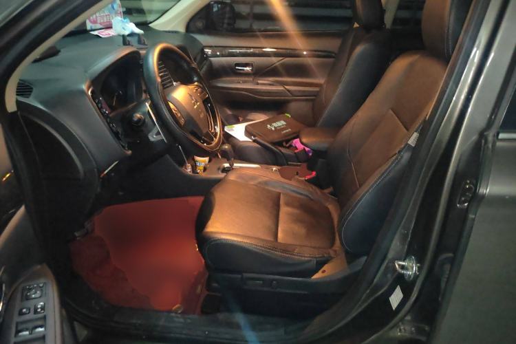 Used Mitsubishi Outlander 2016 2.4L 4x4 Luxury Edition 7-Seater
