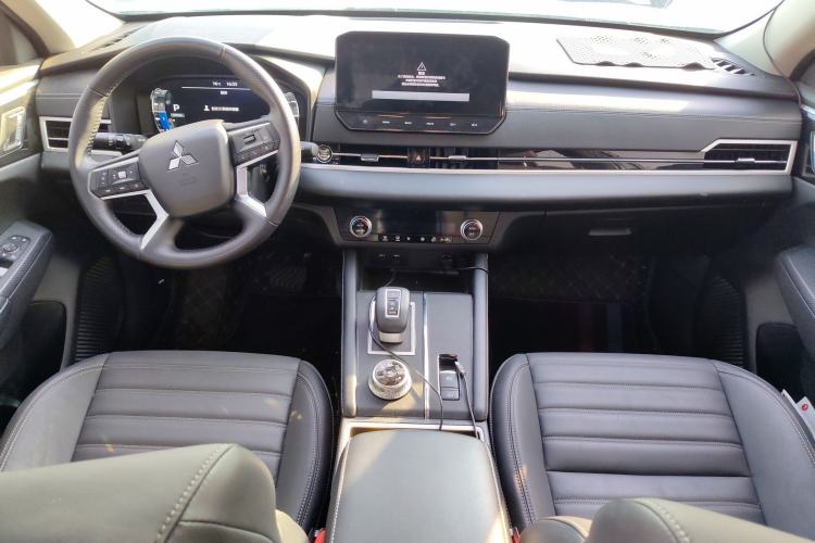 Used Mitsubishi Outlander 2023 1.5T CVT Two-Wheel Drive Luxury Edition 5 Seats Interior 2