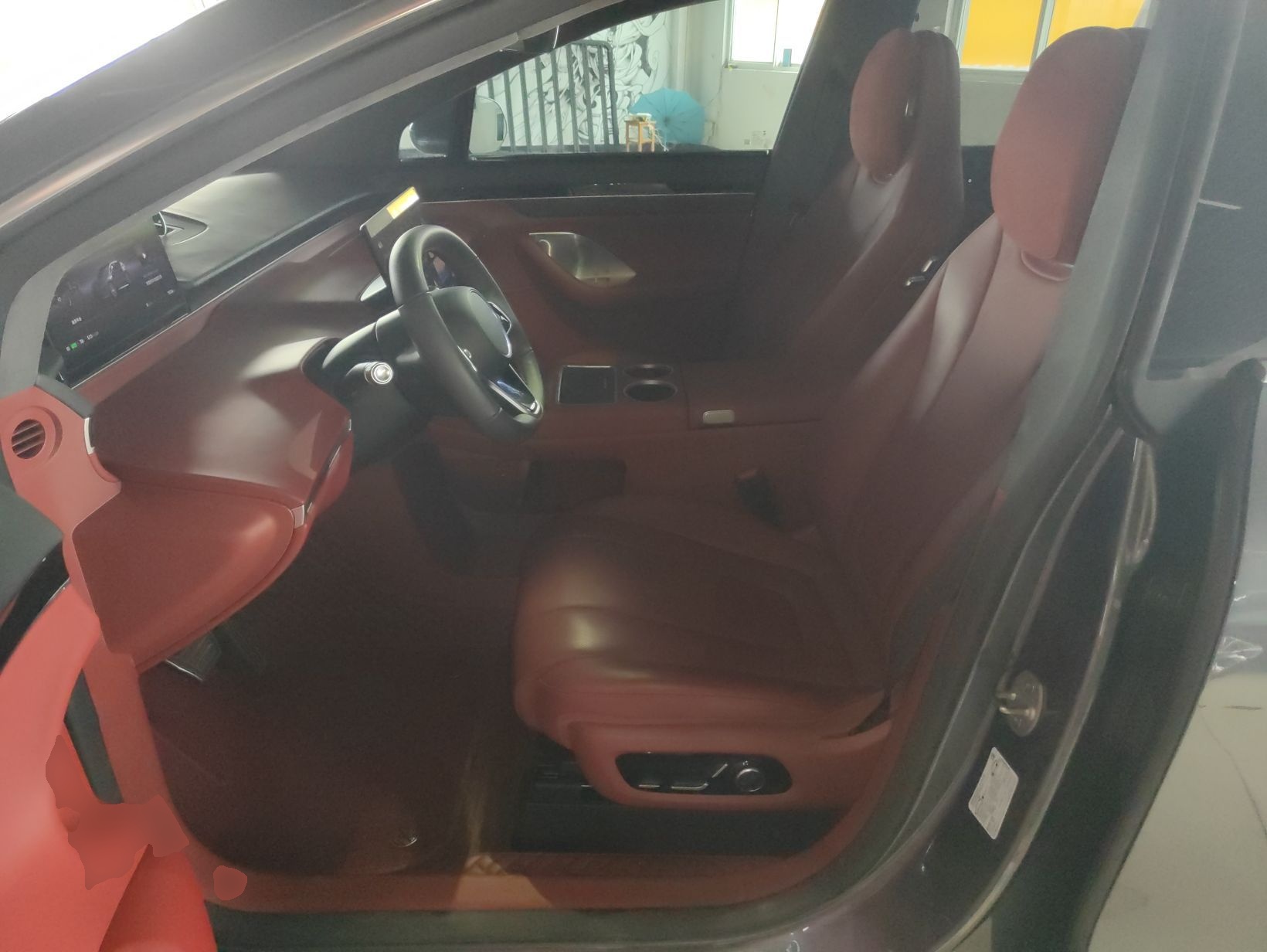 المقاعد الأمامية داخل السيارة