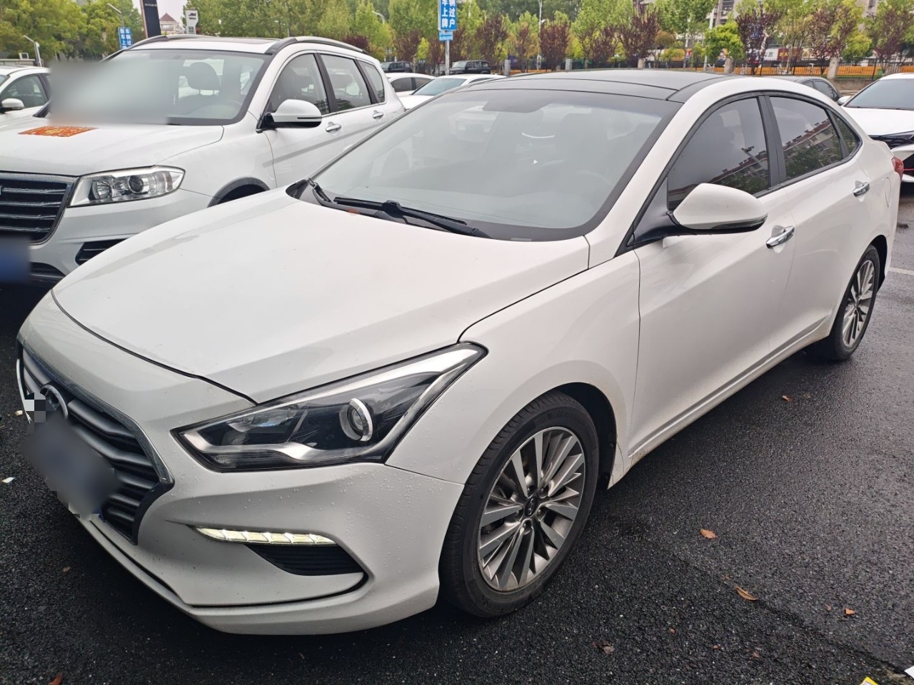 Под передней частью автомобиля