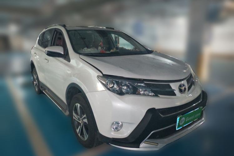 Used Toyota RAV4 2015 2.0L CVT Two-Wheel Drive Fashion Edition Front Right 45 Deg