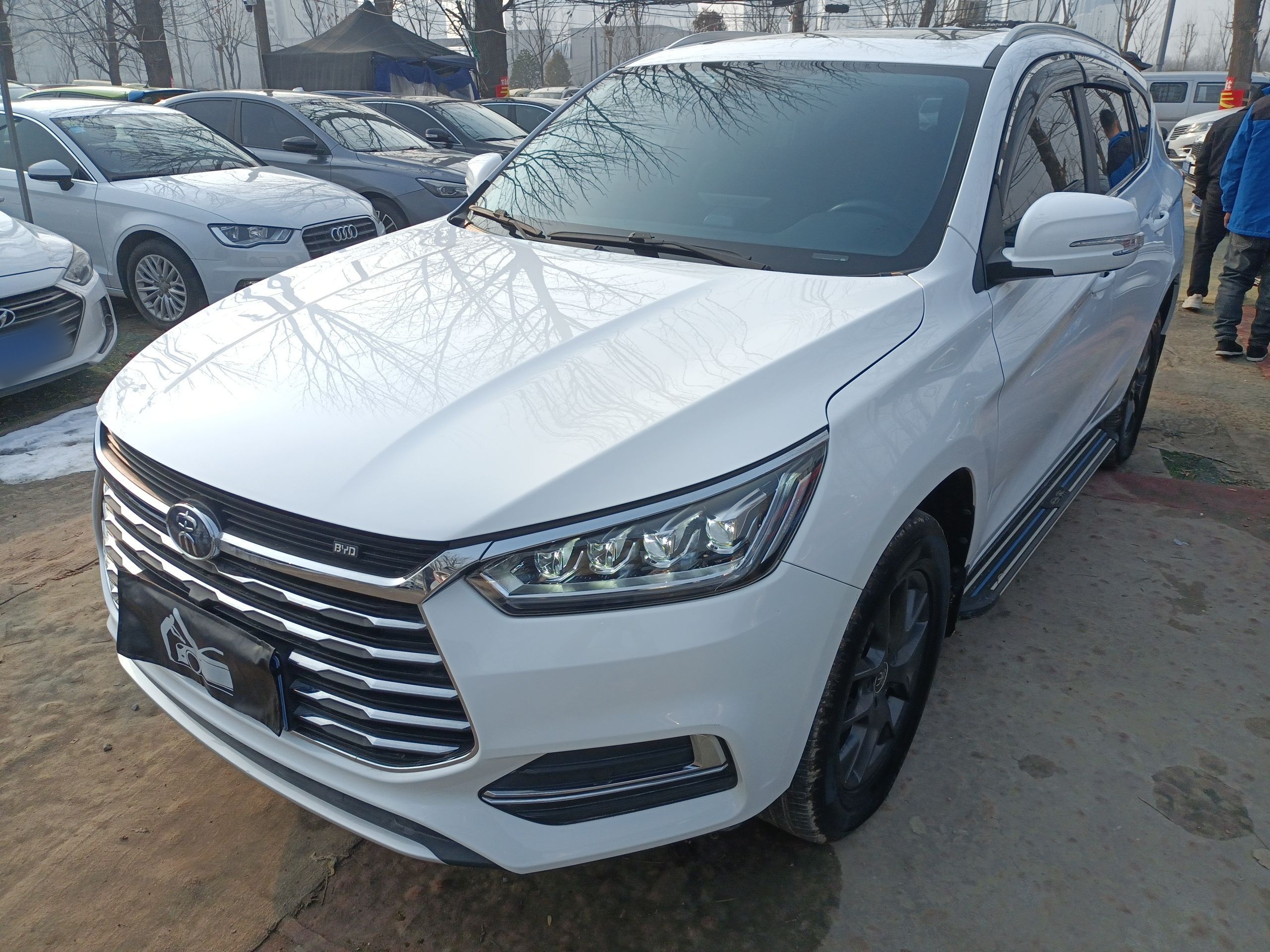 تحت مقدمة السيارة