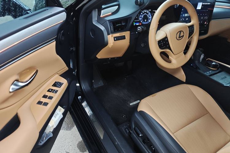 Used Lexus ES 2025 300h Deluxe Edition
