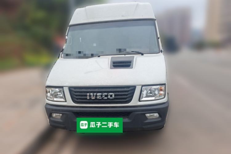 Used Iveco Daily 2021 2.5T V35 2-3 Seater Short Wheelbase Mid-Roof Design Dual Tires Manual Doors
