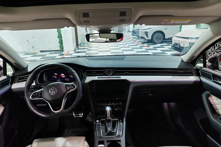 Used Volkswagen Magotan 2024 2 Million Units Zhongxiang Version 330TSI DSG Luxury Edition Interior 1