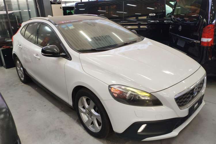 Used Volvo V40 2015 Cross Country T5 AWD Smart Luxury Edition
