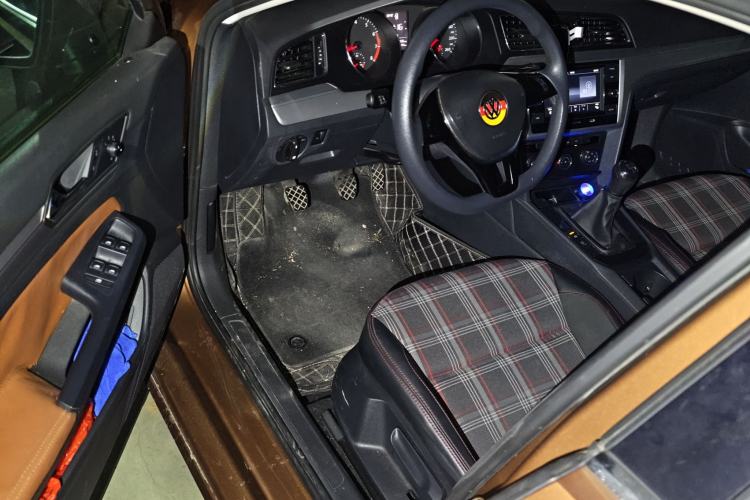 Used Volkswagen Lamando 2015 230TSI Manual Trend Edition
