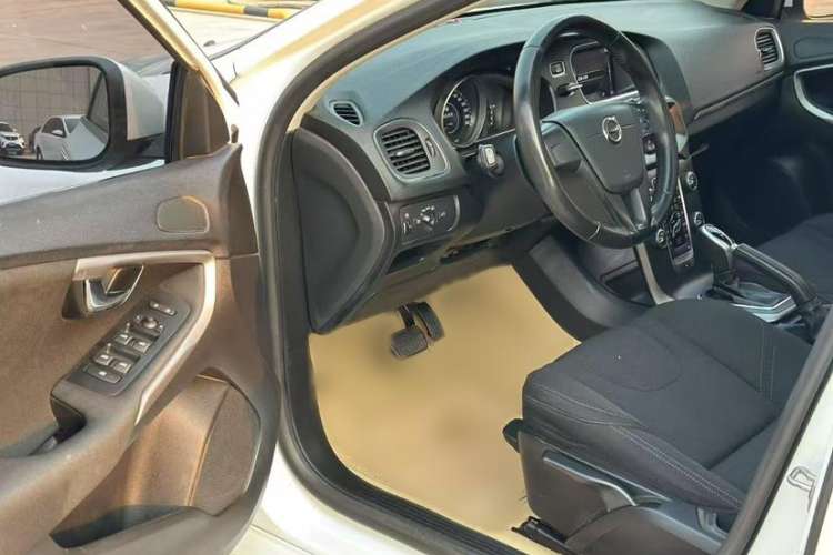 Used Volvo V40 2018 T3 Smart Edition
