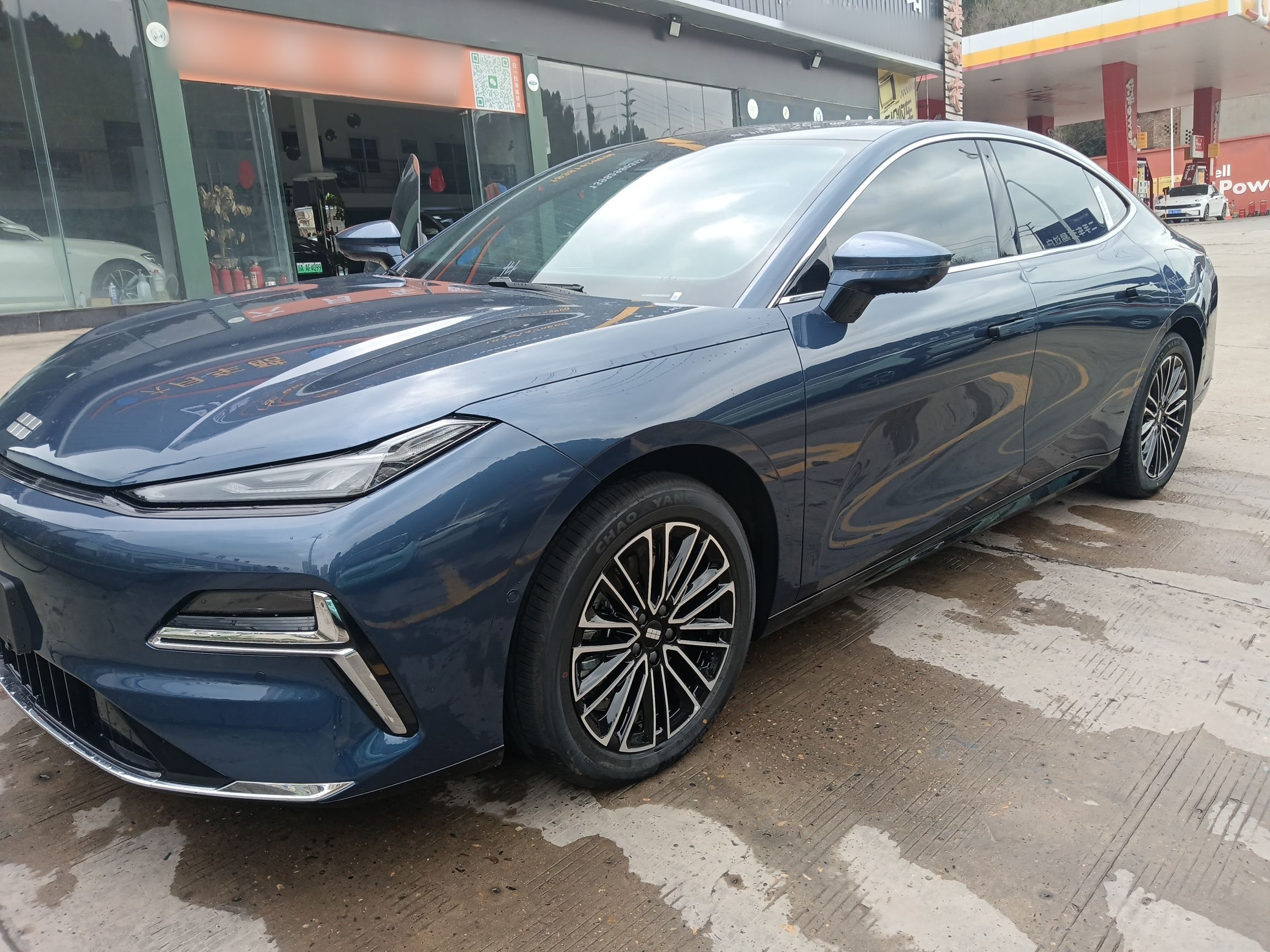 Под передней частью автомобиля