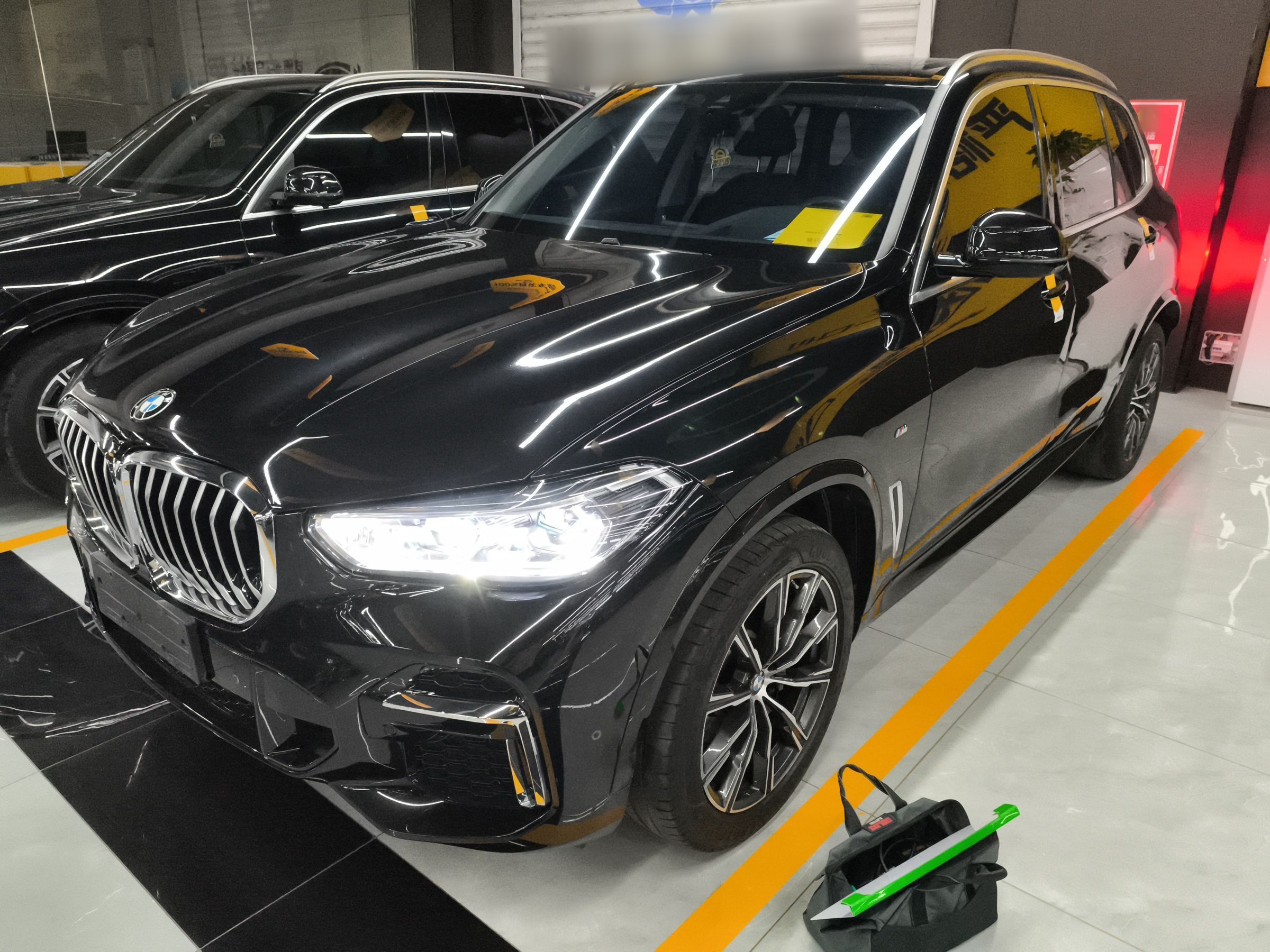 تحت مقدمة السيارة