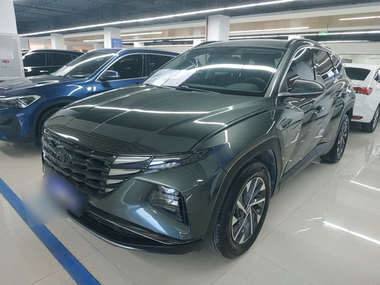 تحت مقدمة السيارة