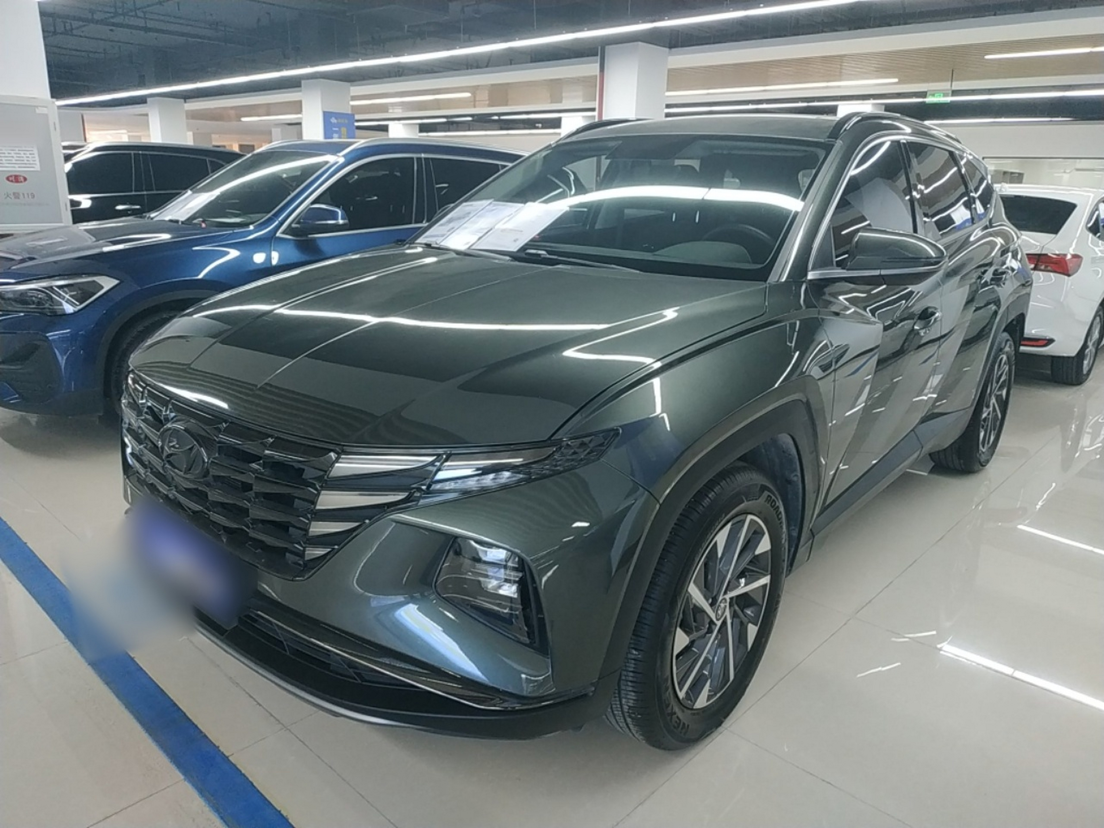 Под передней частью автомобиля