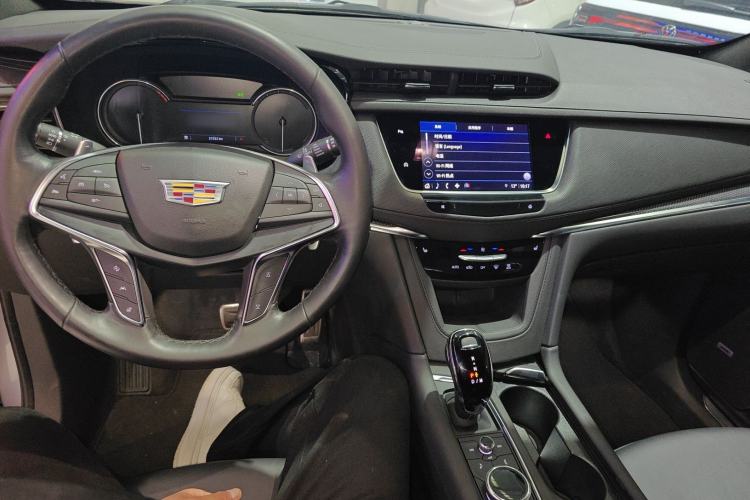 Used Cadillac XT5 2022 2.0T Four-Wheel Drive Luxury Version (Hummingbird Edition) Center Console