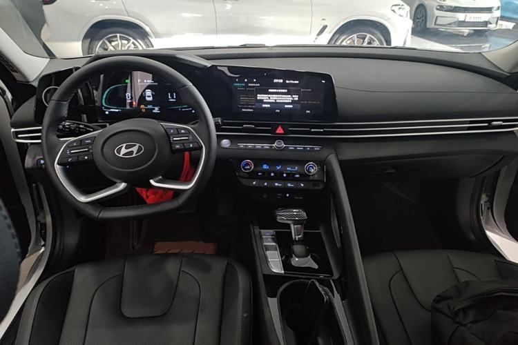 Used Hyundai Elantra 2023 1.5L CVT LUX Prestige Edition
