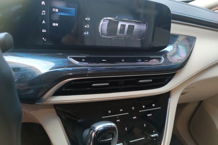 Used Buick GL8 2023 ES Lu Zun Deluxe Model Audio And AC Panel