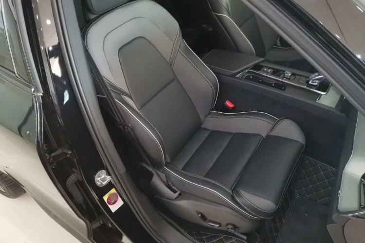 Used Volvo XC60 New Energy 2025 Plug-in Hybrid Long-Range All-Wheel Drive Zhiyuan Extreme Night Black Edition