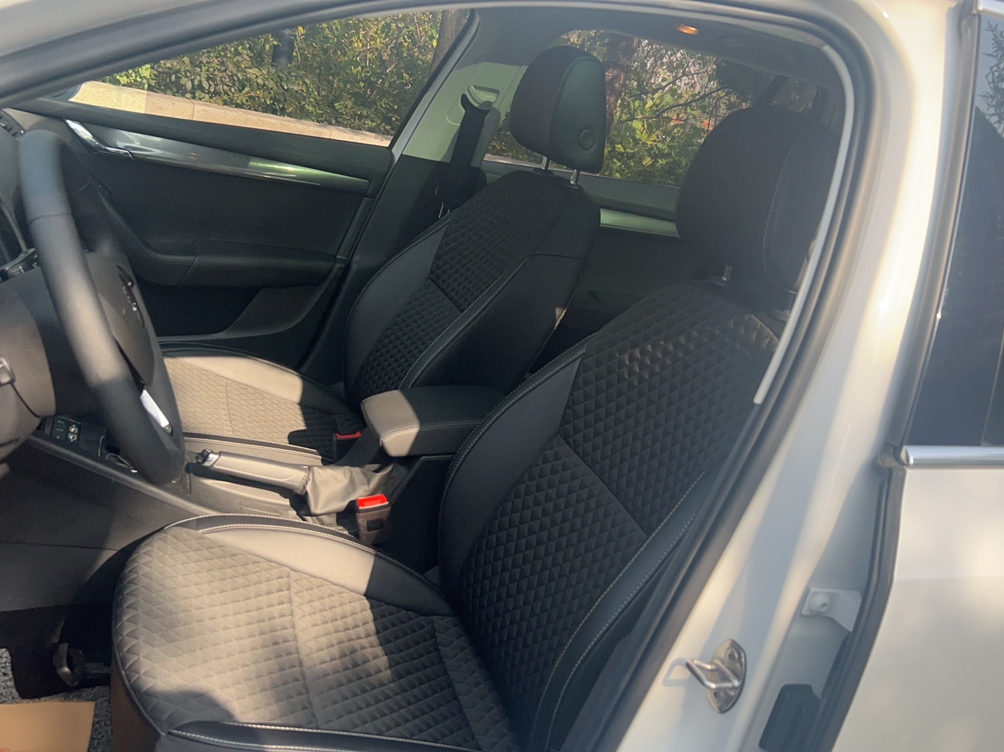 المقاعد الأمامية داخل السيارة