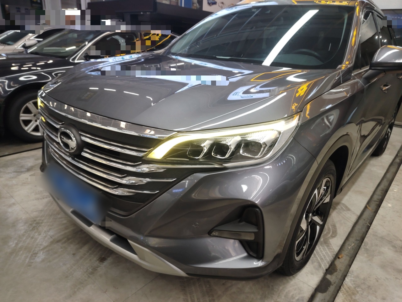 تحت مقدمة السيارة