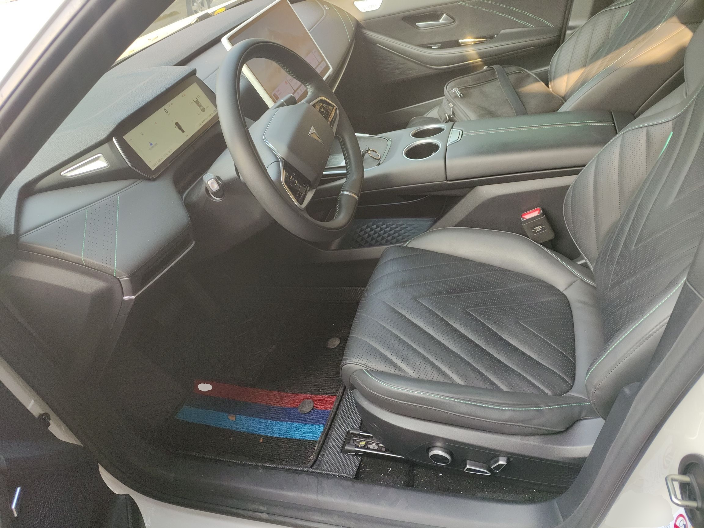 المقاعد الأمامية داخل السيارة