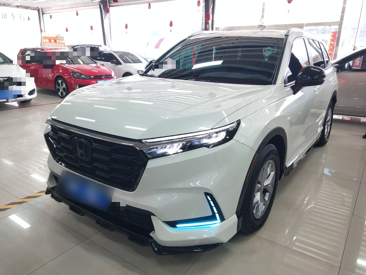 تحت مقدمة السيارة