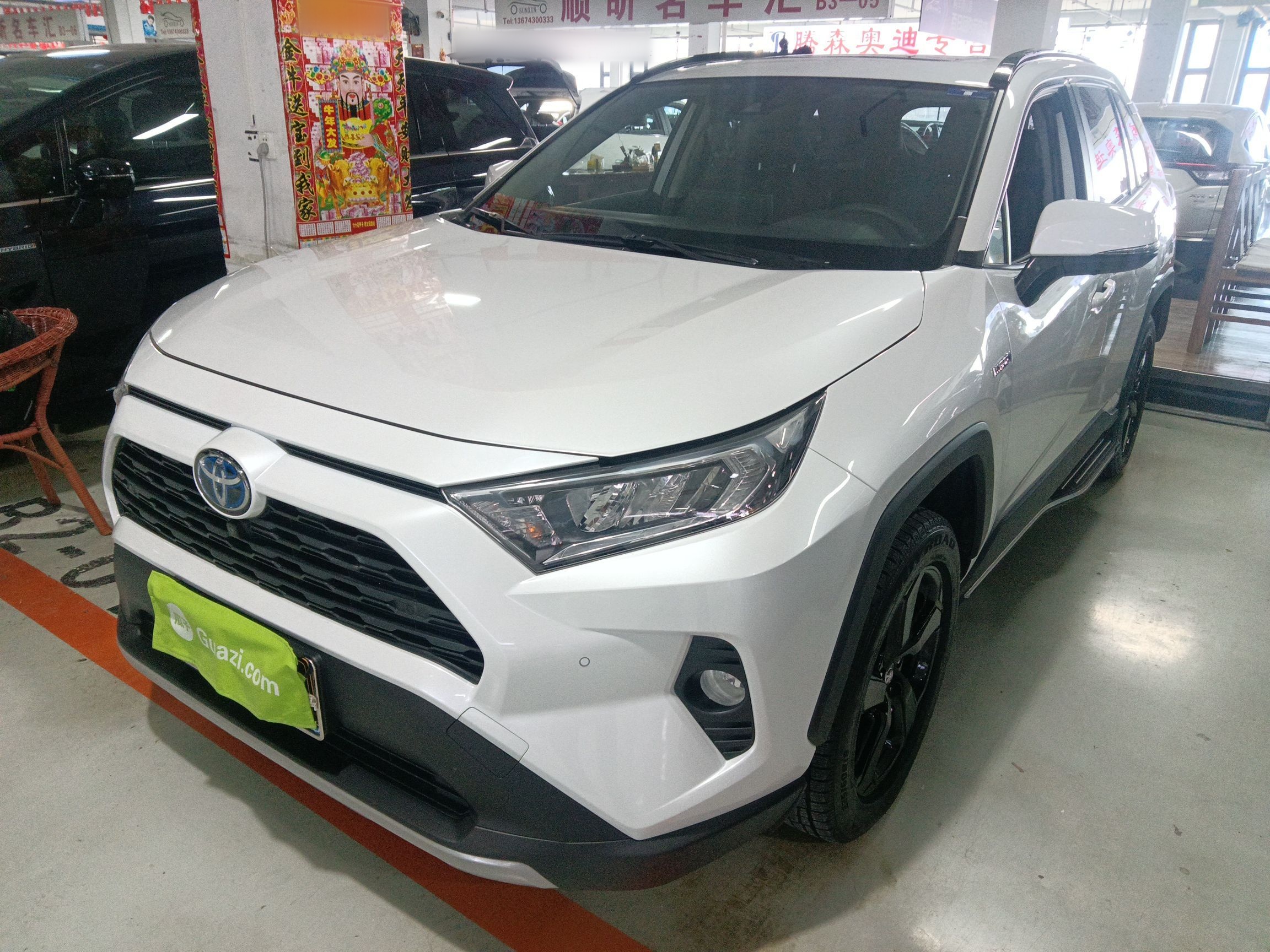 تحت مقدمة السيارة