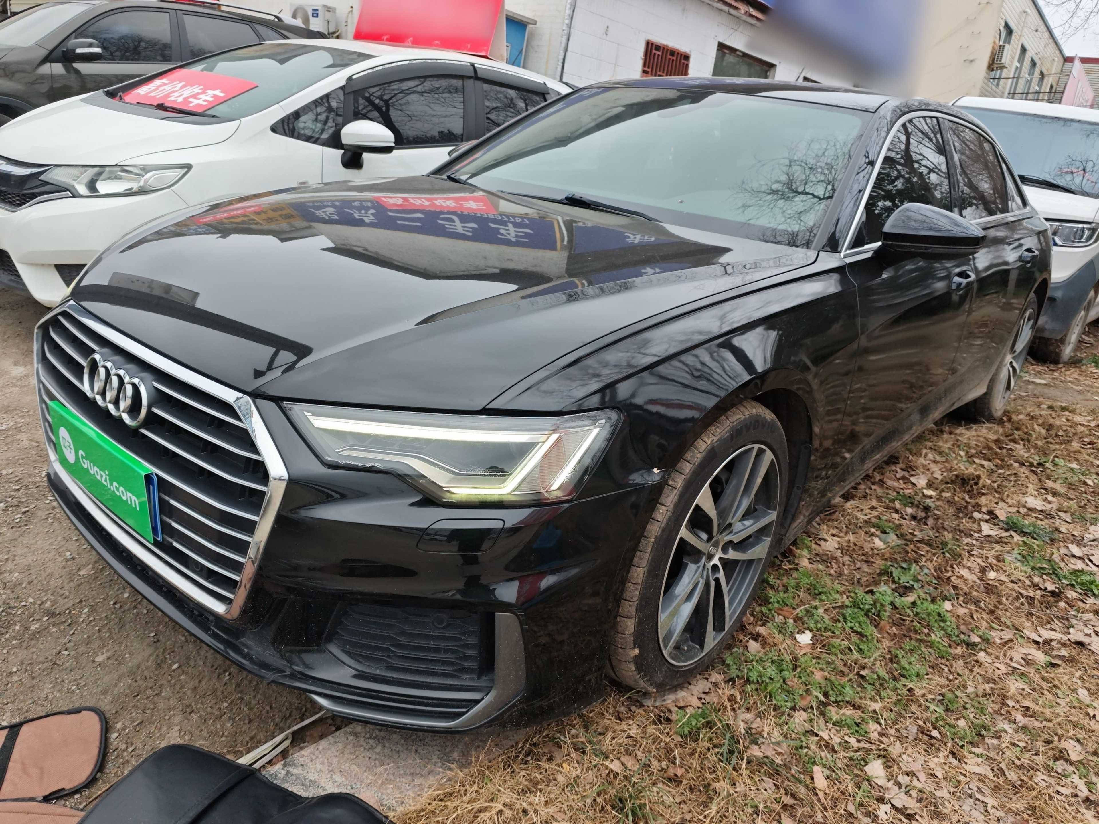 Под передней частью автомобиля