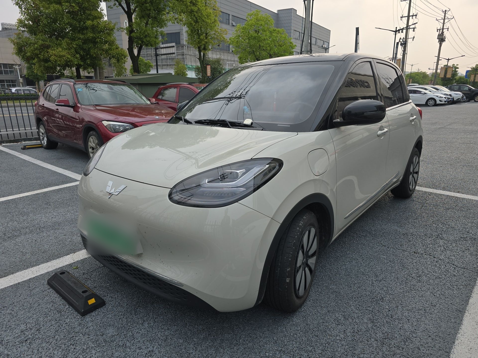 Под передней частью автомобиля