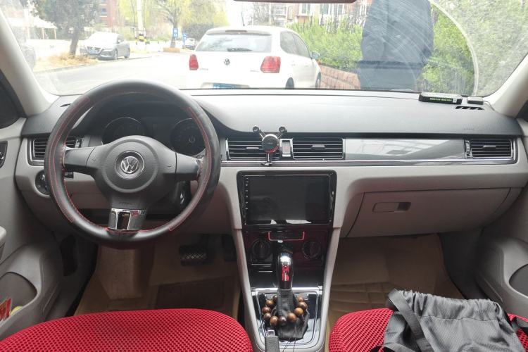 Used Volkswagen Bora 2014 1.6L Automatic Fashion Model Center Console