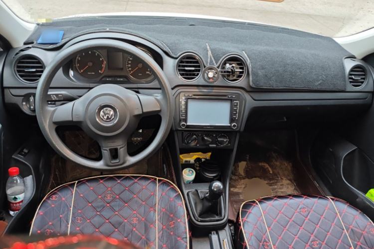 Used Volkswagen Jetta 2015 1.4L Manual Fashion Model Center Console