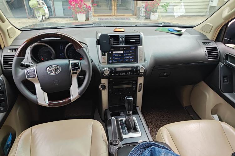 Used Toyota Prado 2010 4.0L Automatic TX-L Center Console