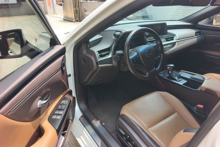 Used Lexus ES 2020 300h Premier Edition Driver Seat