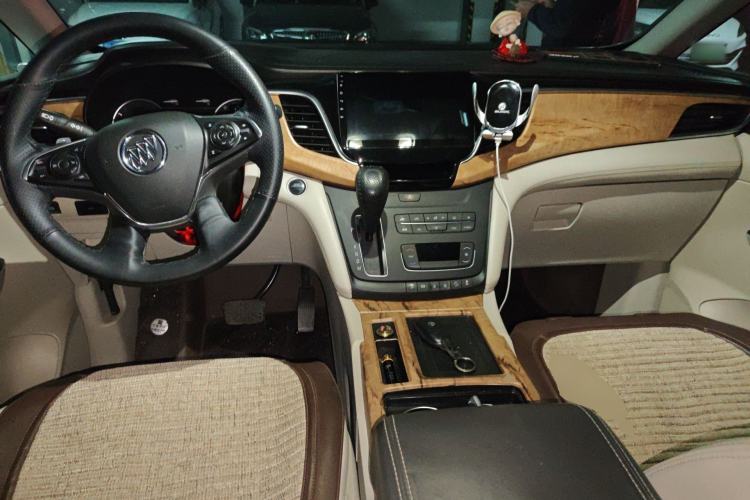 Used Buick GL8 2018 ES 28T Comfort Model China VI Standard Center Console