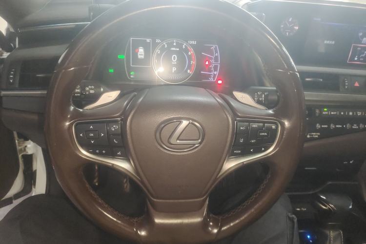 Used Lexus ES 2020 300h Premier Edition