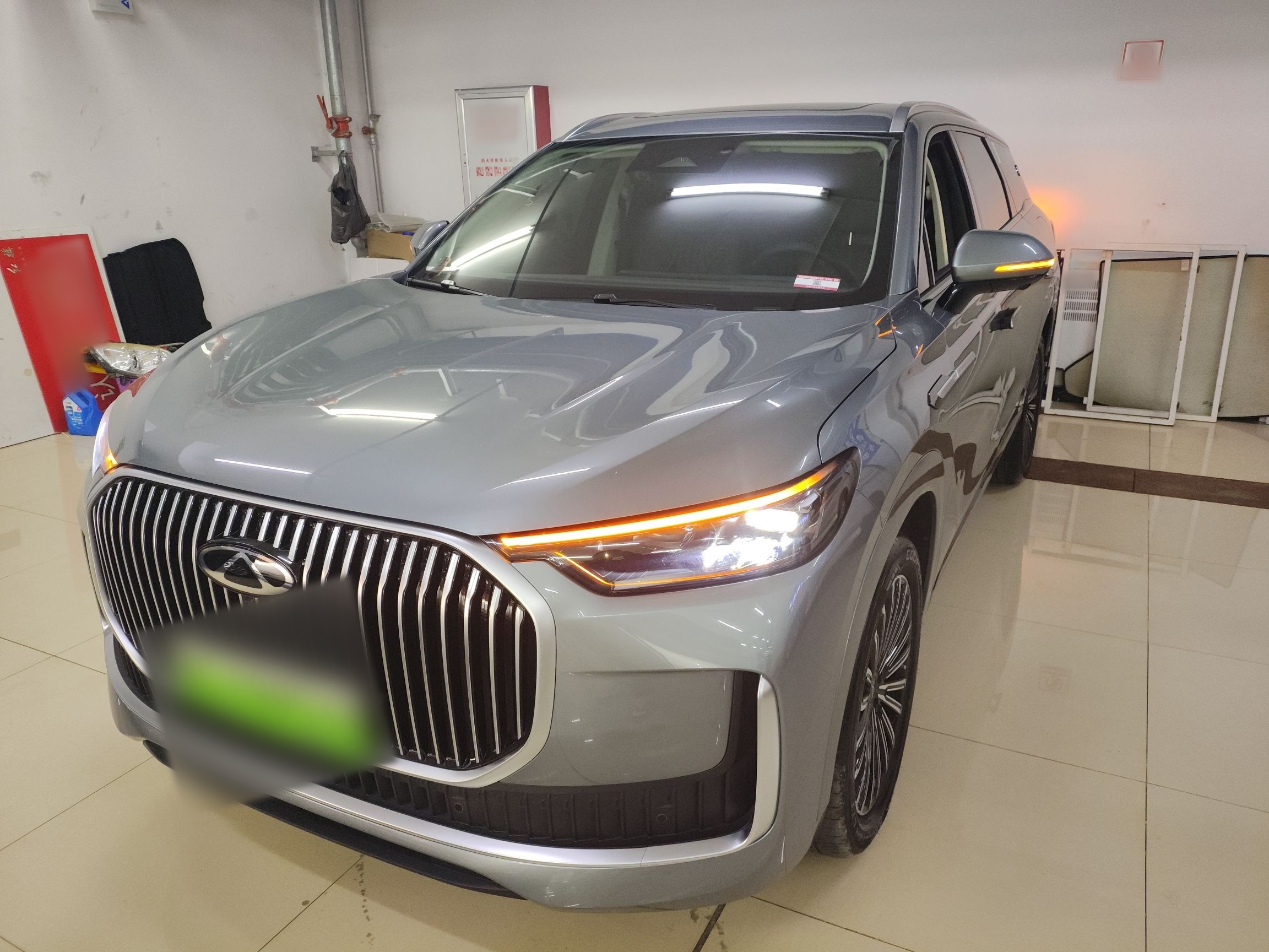 تحت مقدمة السيارة