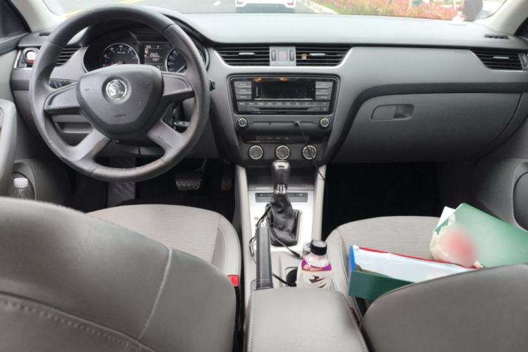 Used Skoda Octavia 2015 1.6L Automatic Yijie Edition Center Console