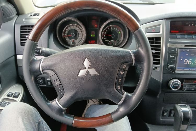 Used Mitsubishi Pajero 2016 3.0L Automatic Prestige Version China IV Standard