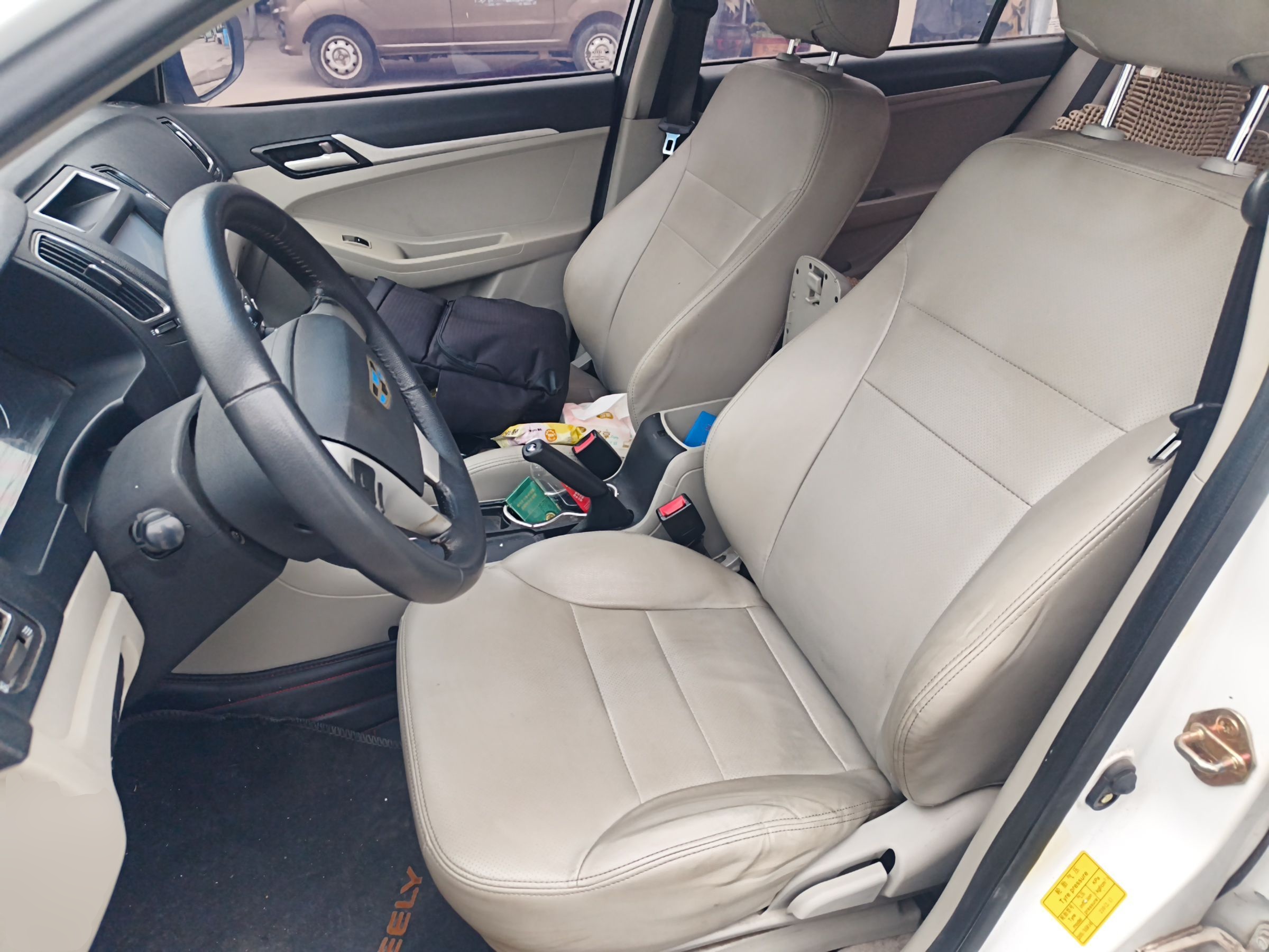 المقاعد الأمامية داخل السيارة