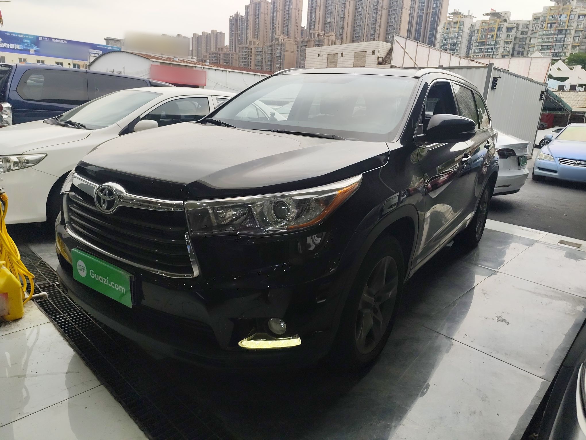 تحت مقدمة السيارة