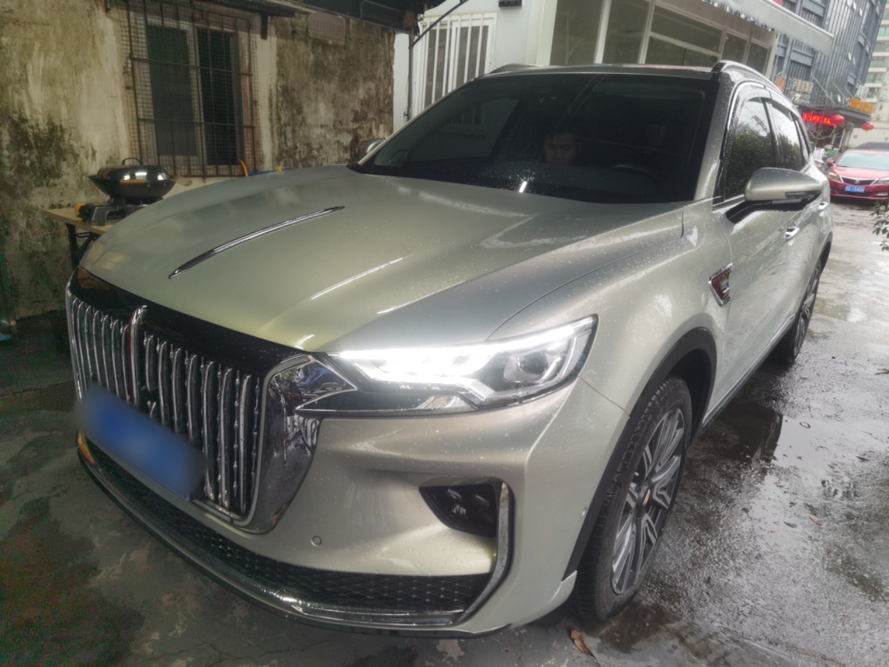 تحت مقدمة السيارة