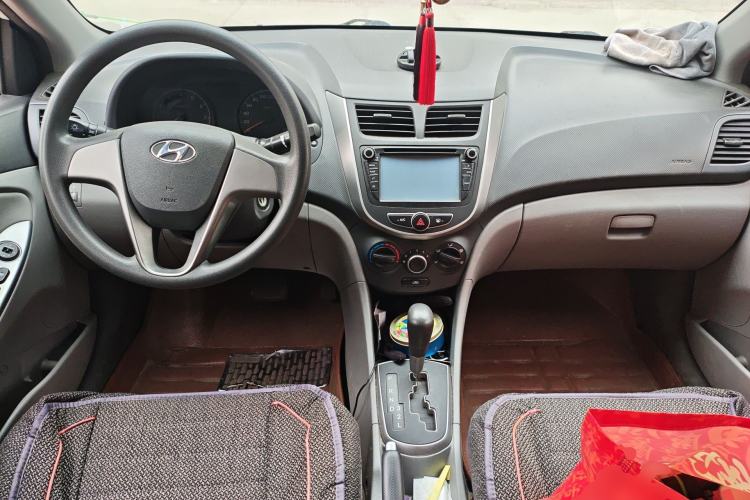 Used Hyundai Verna (older generation) 2014 1.4L Automatic Smart GLS Center Console