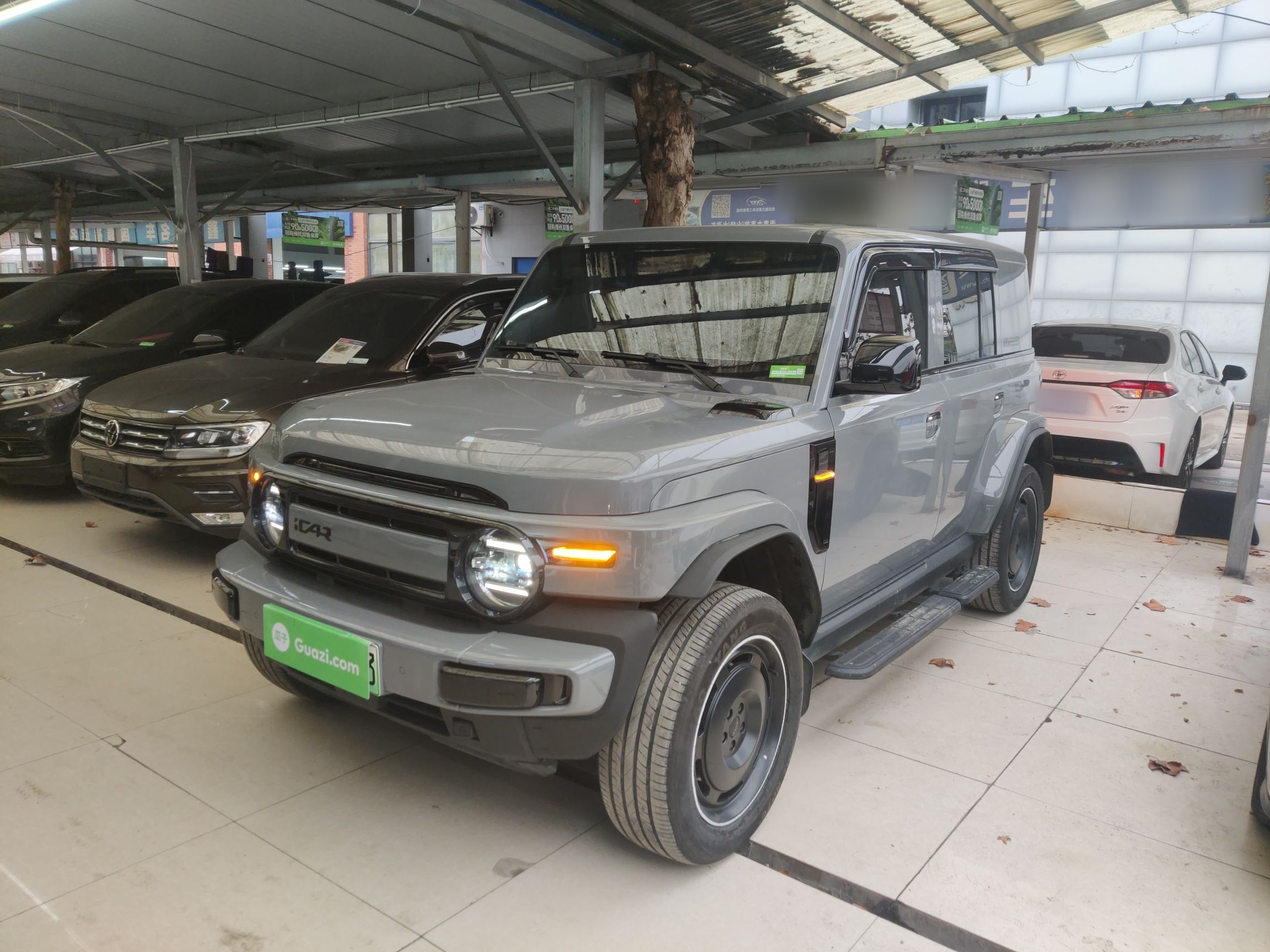 تحت مقدمة السيارة