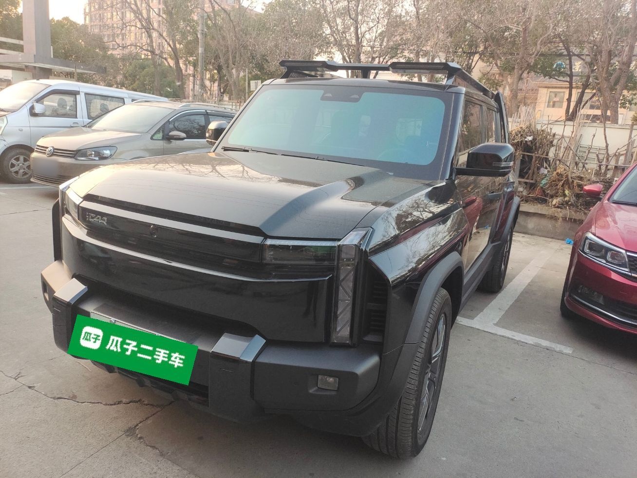 تحت مقدمة السيارة