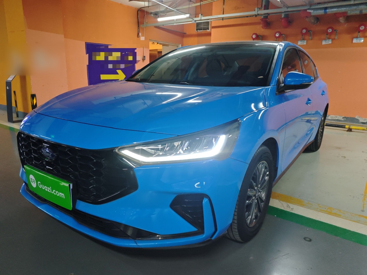 Под передней частью автомобиля