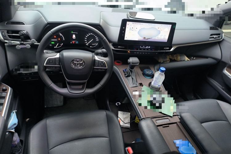 Used Toyota SIENNA 2026 Model 2.5L Dual-Engine Four-Wheel-Drive Luxury Edition Center Console